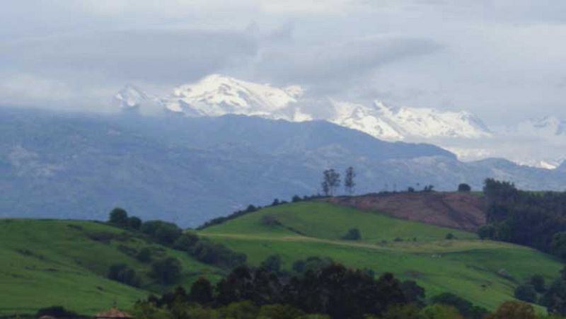 Muy nuboso en el extremo norte y altas temperaturas en Canarias 