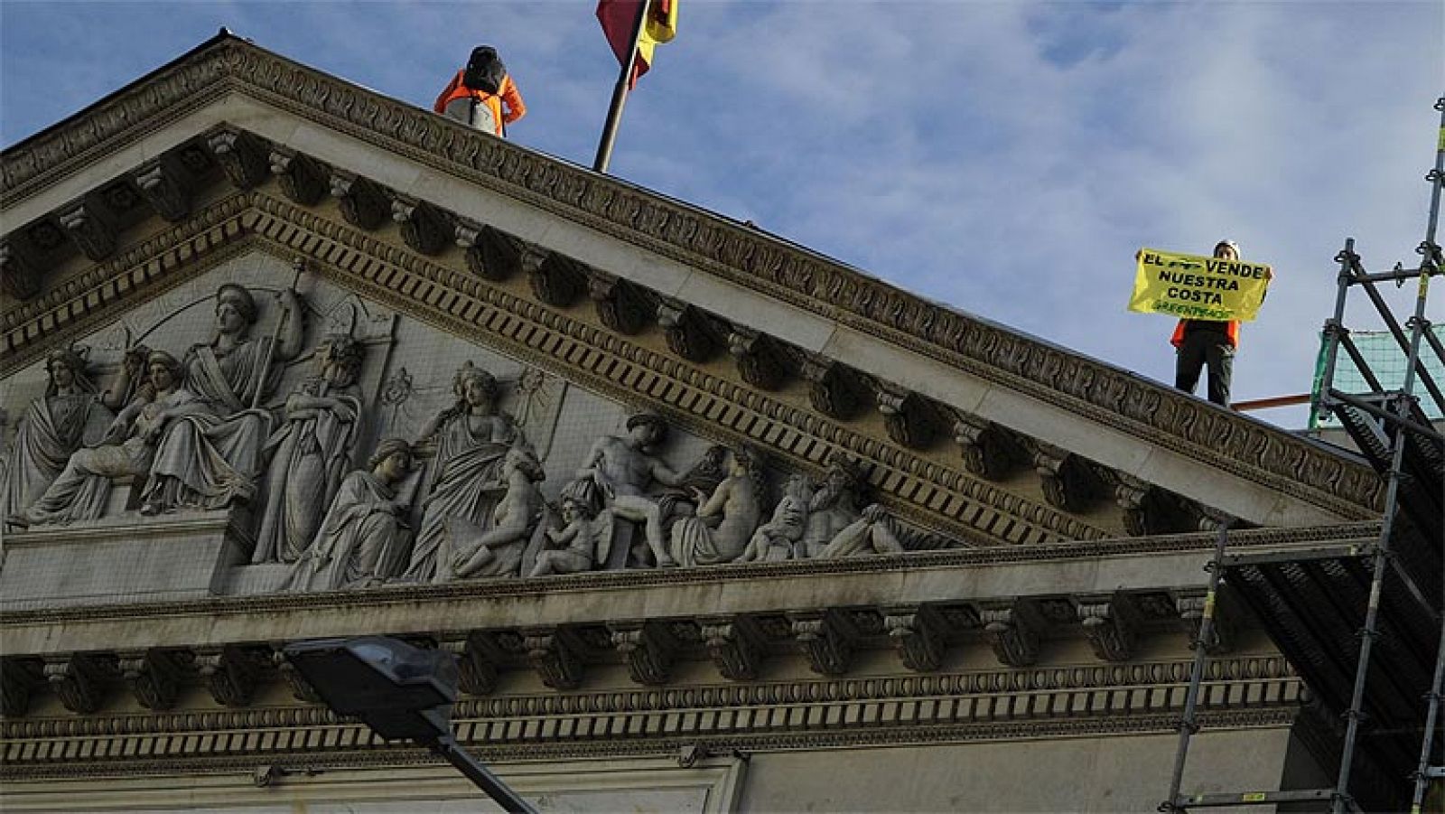 Informativo 24h: Activistas de Greenpeace logran subir al tejado del Congreso para protestar por la ley de costas | RTVE Play