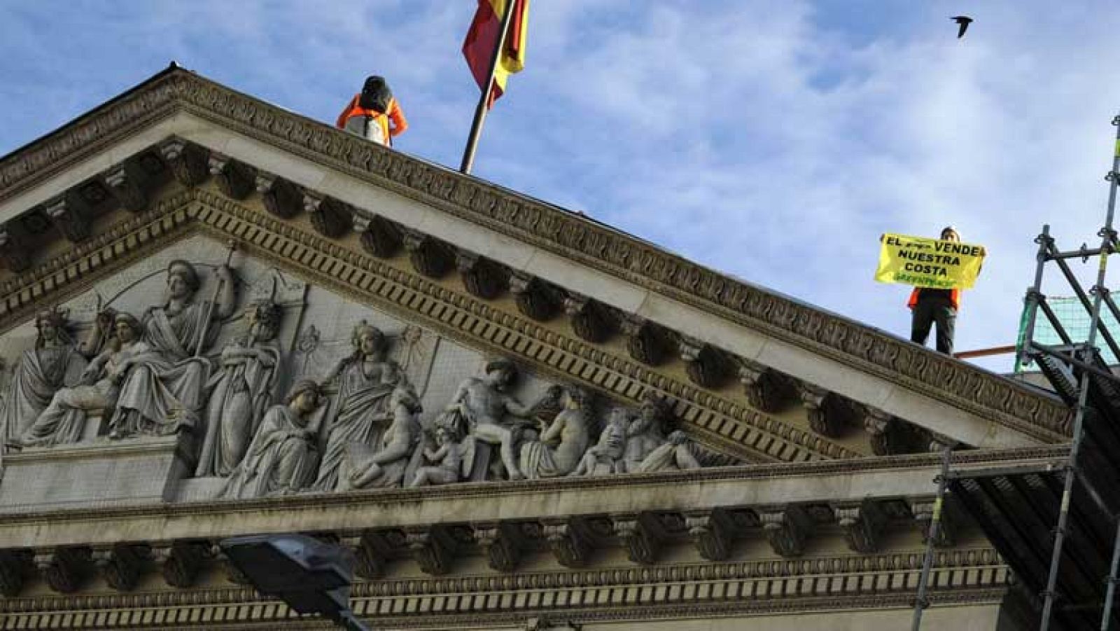 Detenidos 8 miembros de Greenpeace tras protestar en el congreso por la ley de costas