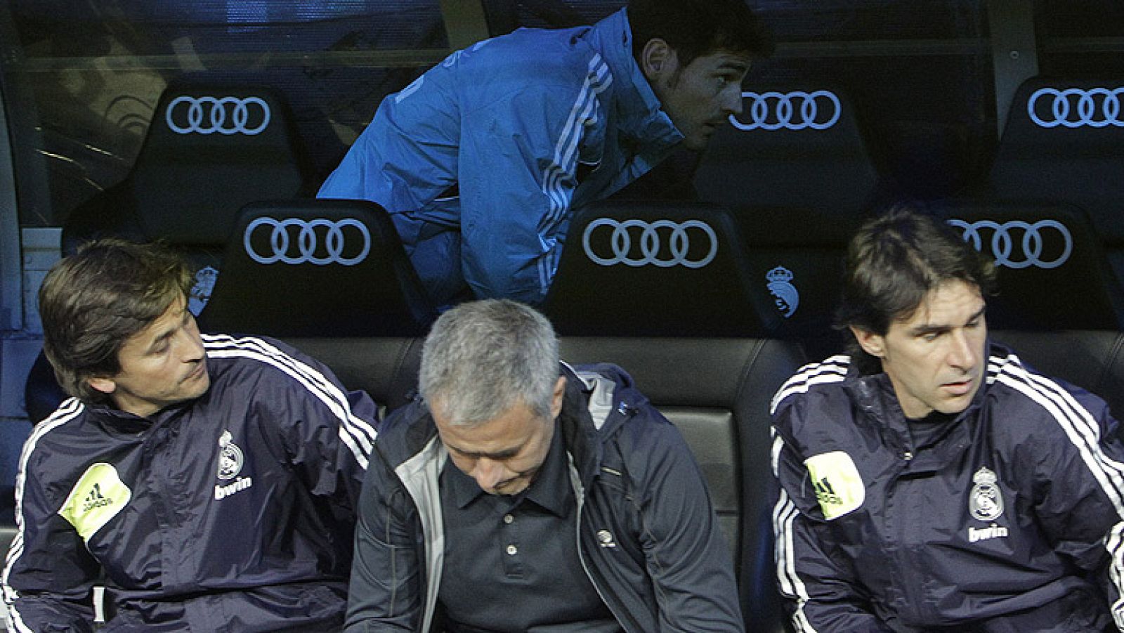 Pitos a Mourinho y aplausos para Casillas y Pellegrini. Así comenzó el partido de Liga entre Real Madrid y Málaga que acabó con goleada blanca y la confirmación de continuidad de Xabi Alonso la próxima temporada.