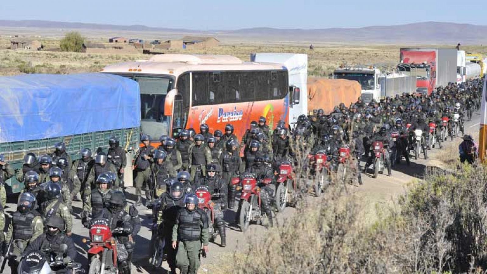 Mineros de Bolivia vuelan un puente en protesta por las pensiones