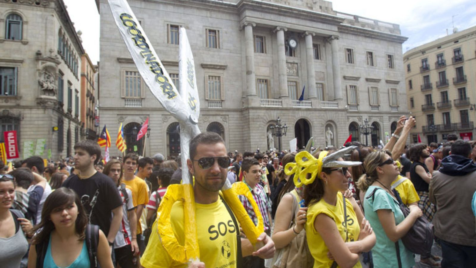 Miles de personas se manifiestan contra los recortes y la 'ley Wert' - Informativo 24h | Ver