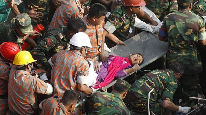 Rescatan a un amujer en Bangladesh