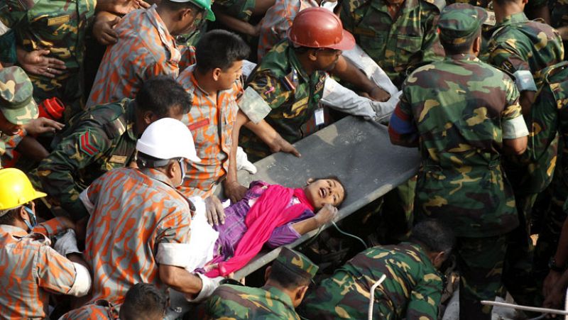 En Bangladesh una mujer ha sido encontrada con vida 17 días después del derrumbe del complejo textil