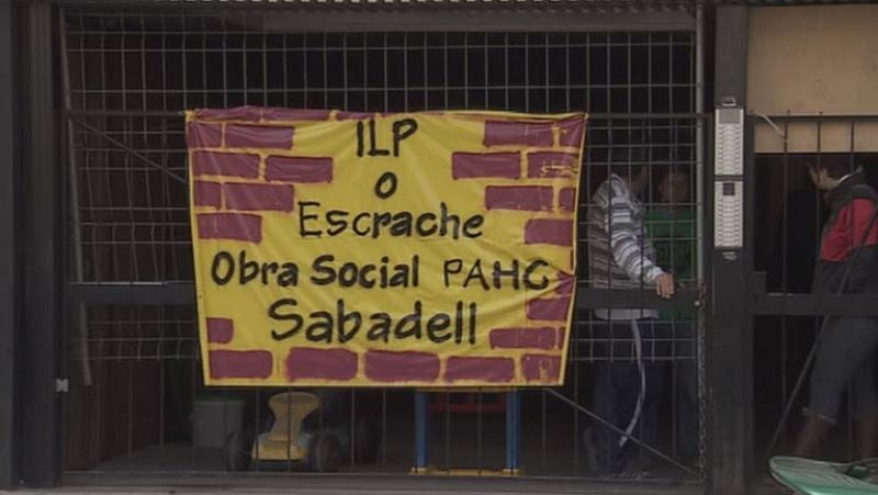 Una jueza avala la ocupación por familias desahuciadas de un edificio de la Sareb