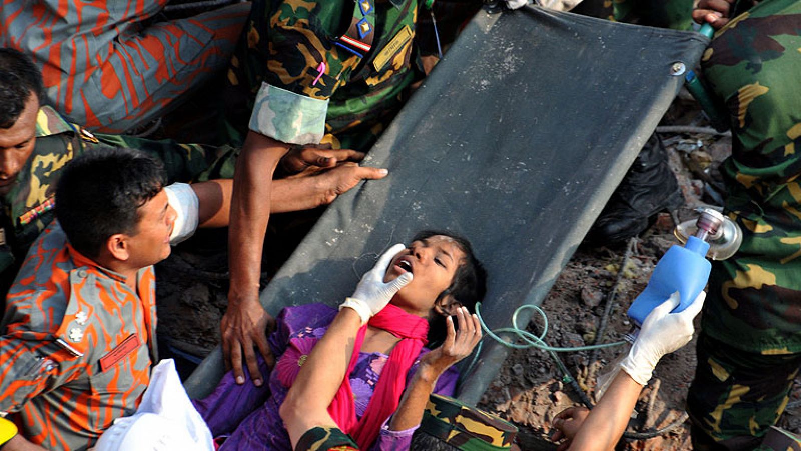  Dieciséis días del derrumbe un complejo de talleres textiles en Bangladesh, ha aparecido entre los escombros una mujer con vida. Fue localizada entre un falso techo y una columna. La joven se llama Reshmi y se encuentra en buen estado de salud