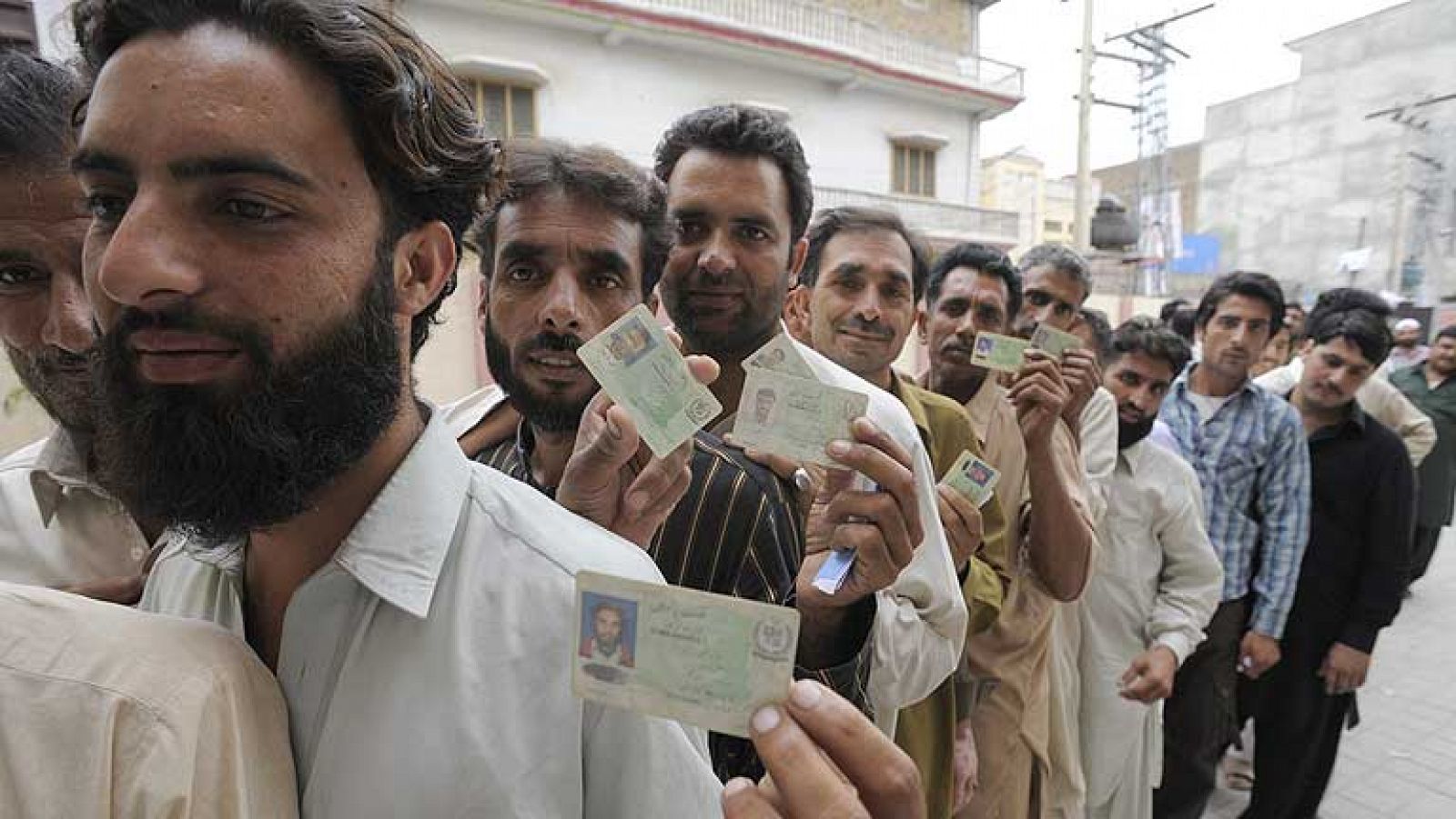 Telediario 1: Atentados en elecciones de Pakistán | RTVE Play