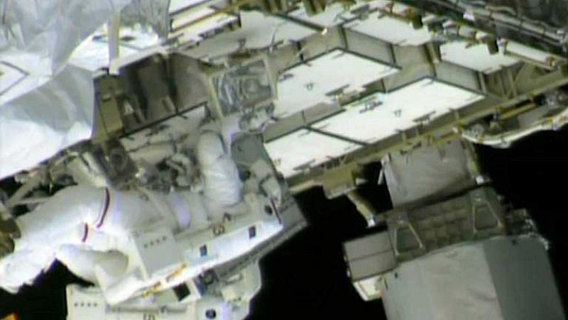 Astronautas de la ISS intentan localizar la fuga de amoniaco
