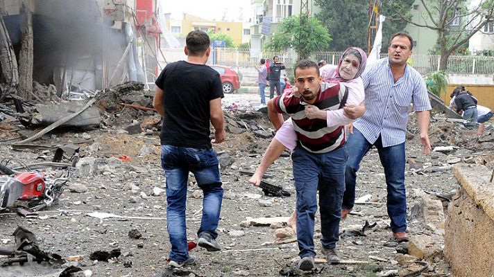 Informativo 24h - Ascienden a 40 los muertos tras explotar dos coches bomba en la frontera entre Turquía y Siria