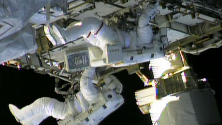 Dos astronautas tratan de reparar la fuga de amoníaco de la Estación Espacial Internacional