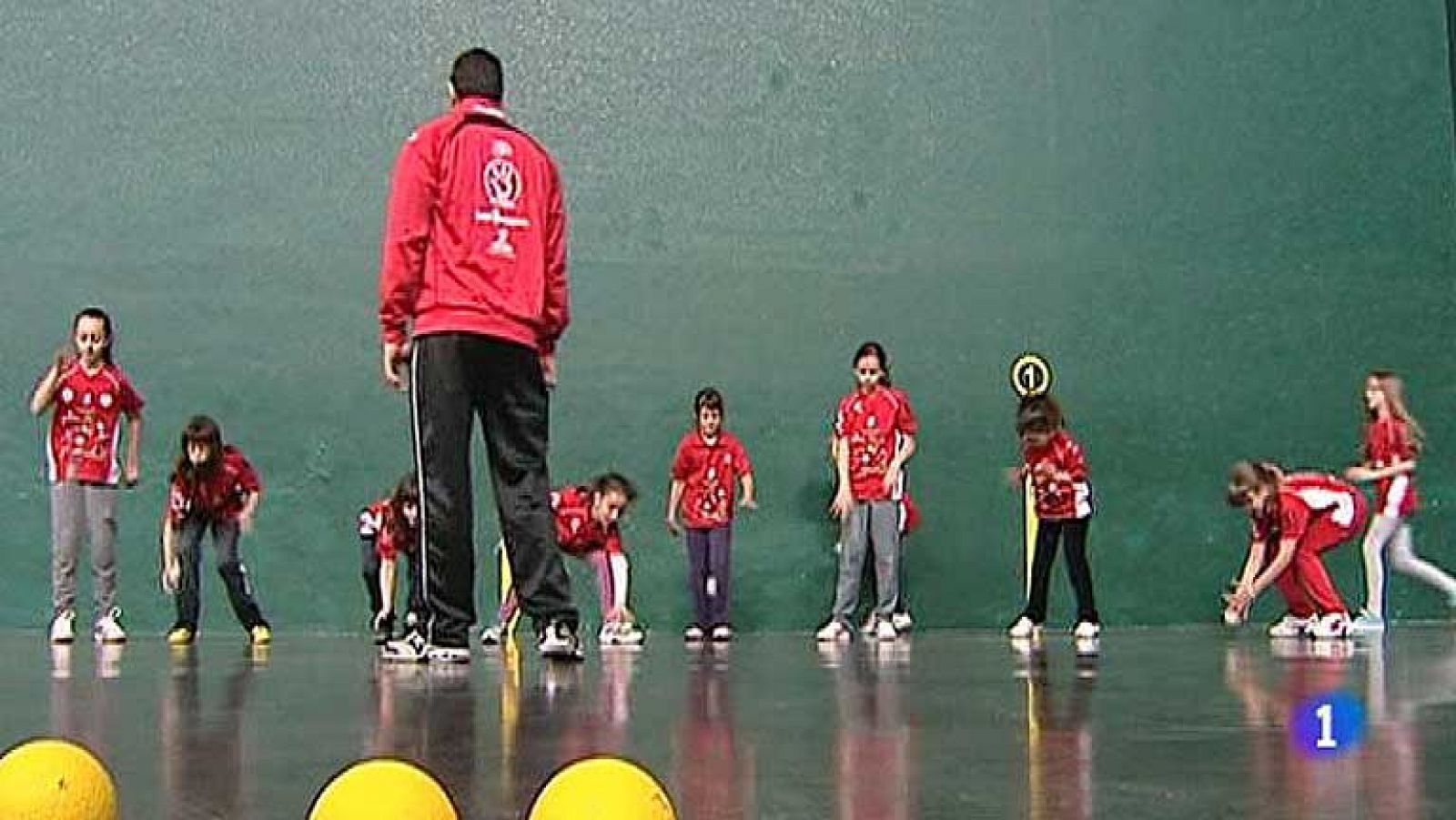 El frontón apasiona también a las chicas