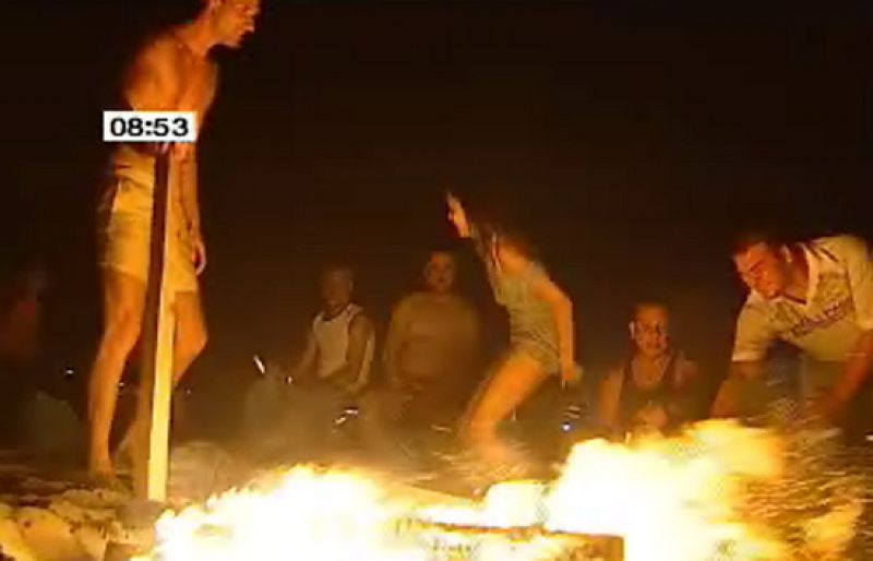 Con fuego y agua se celebra el soltiscio de verano