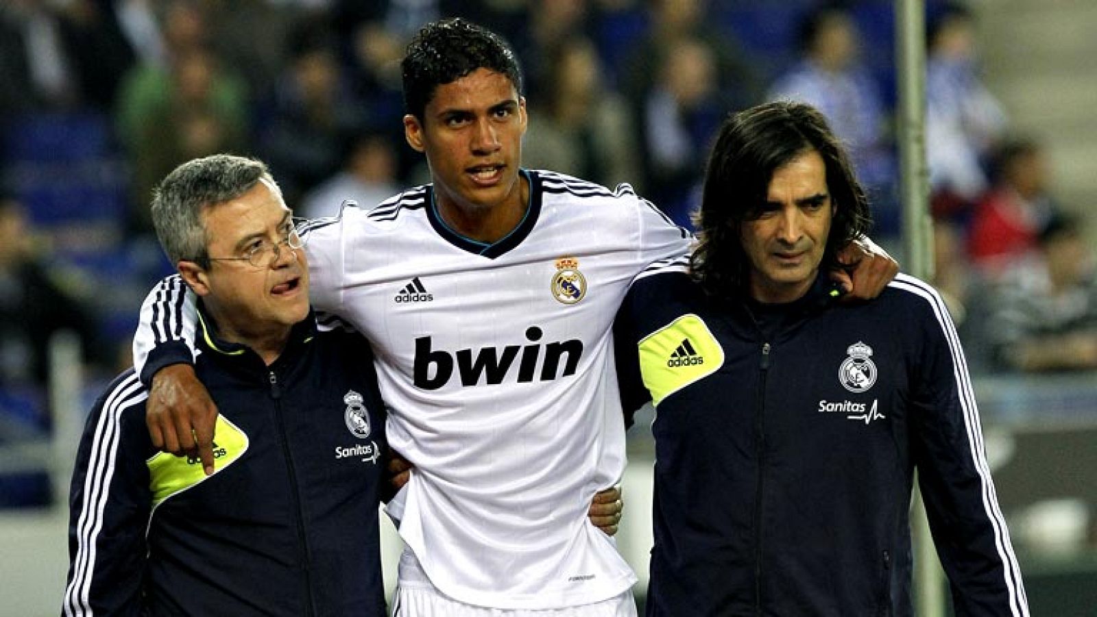 El defensa central francés Raphael Varane se ha roto el menisco de su rodilla derecha durante el partido de la trigésima quinta jornada de Liga contra el Espanyol. Varane estará de baja de cuatro a seis semanas por lo que se perderá la final de la Co