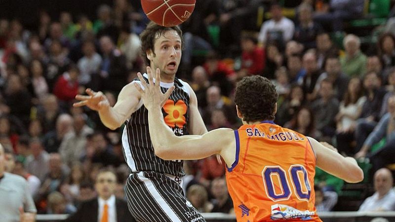 El Valencia ha conseguido una importante victoria a domicilio ante el Uxué Bilbao Basket en Miribilla.