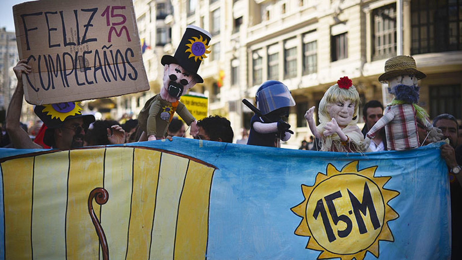Las diferentes marchas de 'indignados' convocadas por el segundo aniversario del movimiento 15M están confluyendo a media tarde de este domingo por diferentes ciudades de España.