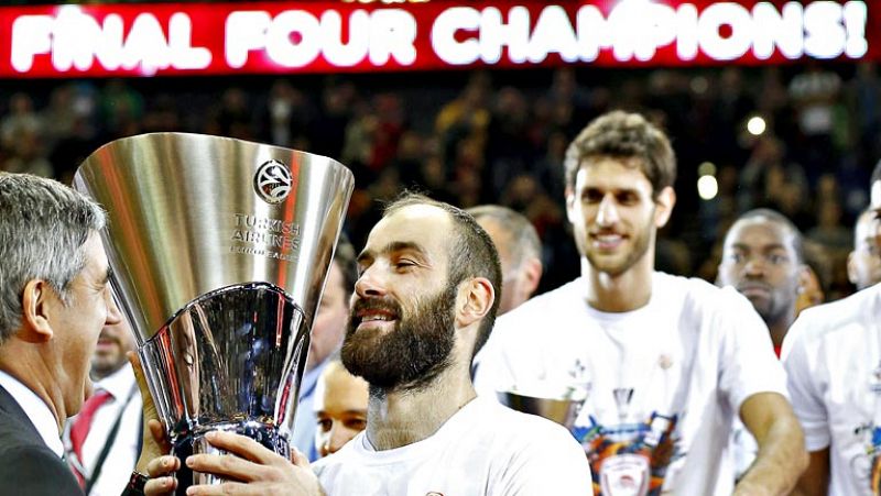 El Olympiacos griego ha revalidado su campeonato de Europa de baloncesto al derrotar al Madrid por 100-88 en un paritdo en el que sobresalió la figura de Spanoulis.