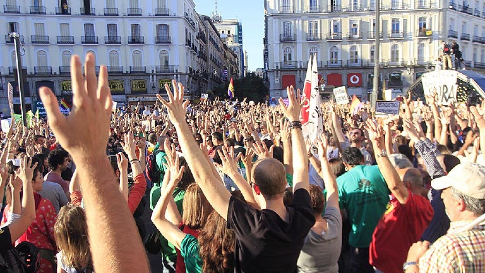 Miles de personas han salido a las calles de las principales ciudades de España para criticar al Gobierno y al sistema financiero coincidiendo con el segundo aniversario de la manifestación originaria del 15M en Madrid. Las más multitudinarias han sido las de Madrid, epicentro del movimiento, Barcelona y Valencia. La Puerta del Sol de Madrid ha enmudecido al caer la noche con el grito mudo de varios miles de indignados que se han concentrado para celebrar el segundo cumpleaños de este movimiento en el lugar que lo vio nacer.