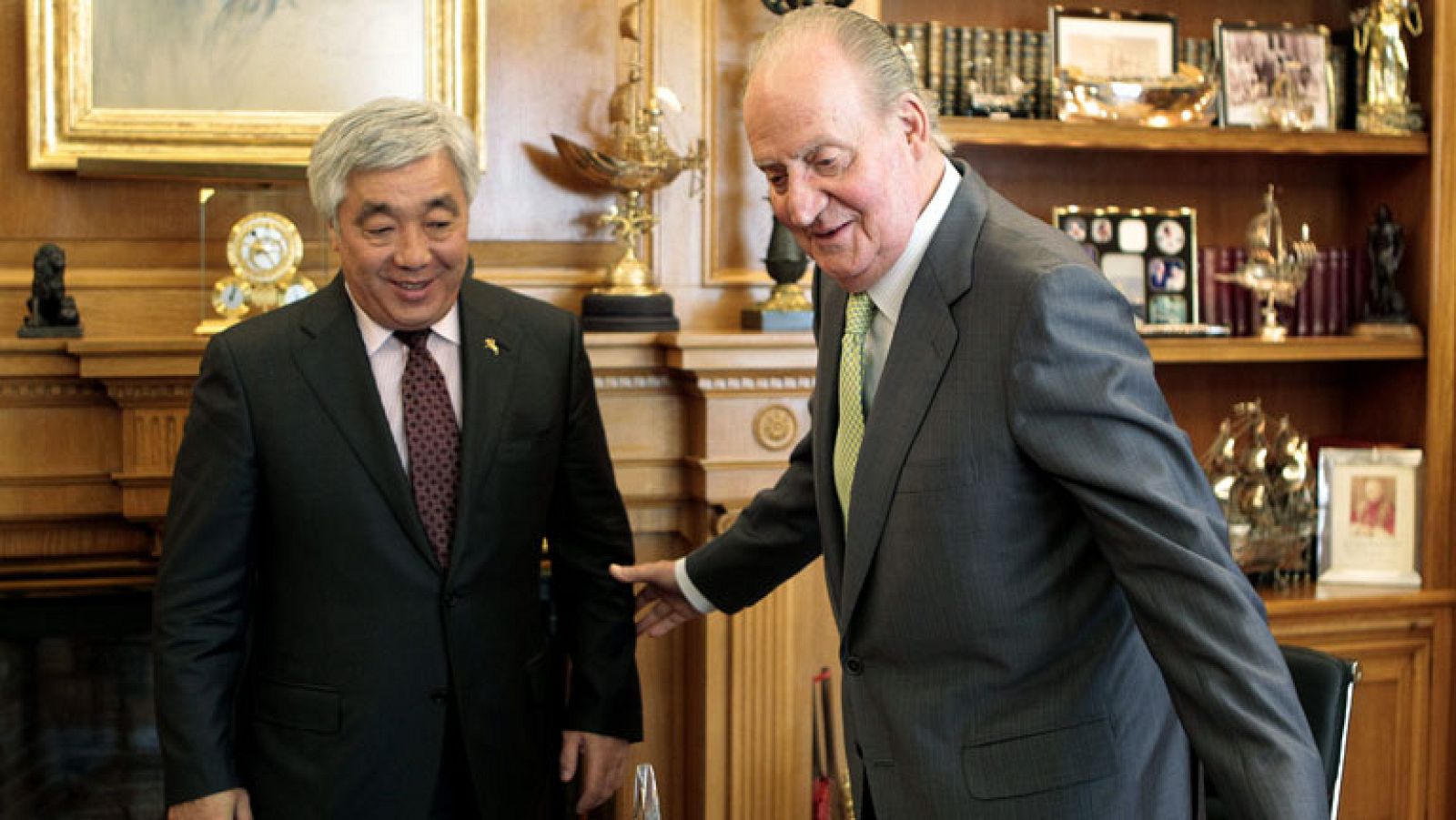 El rey bromea sobre su recuperación: "A ver si un día me veis corriendo por ahí" | Ver