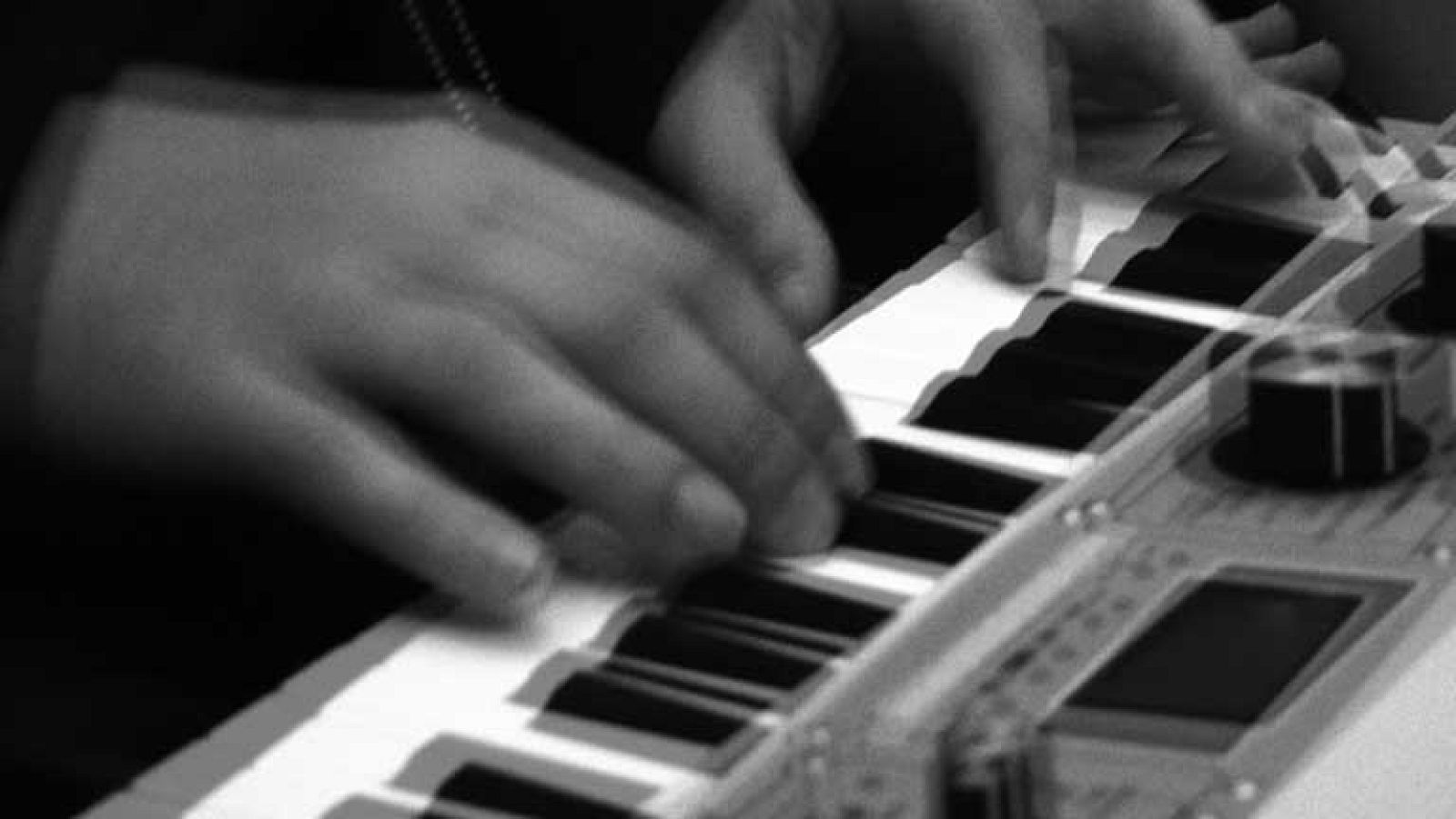 Dime qué escuchas y te diré quién eres, podría ser un dogma que acompañase a los músicos hace unos años. En la actualidad la posibilidad de hacer llegar a los oídos cualquier tipo de música de cualquier lugar y de cualquier época, de que te acompañe en el coche, en el metro, en tu teléfono, en las llaves de tu casa¿ hace de esta afirmación una completa banalidad.The Bleach son un grupo joven que destila rock enérgico, directo y con la frescura propia del que viene para mostrarse. Afirman que su apuesta es visceral, que no piensan mucho lo que hacen y que lo que hacen es dejarse llevar por lo que les sale en cada momento. Hablamos de qué escuchan en sus casas, de camino al trabajo o en el coche. Surge Chopin, Jimmy Hendrix, ritmos beats, cada uno de los componentes busca la tangente para no etiquetar su gusto con su música, el plagio del rock, el matiz que te llena, la mueca o el deje en ese estilo tan diferente que te cala y solo eres consciente de él cuando te escuchas, te ves tocánd