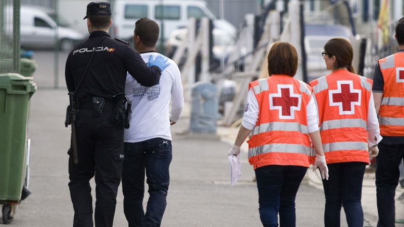 Siete heridos en un nuevo asalto masivo a la valla de melilla