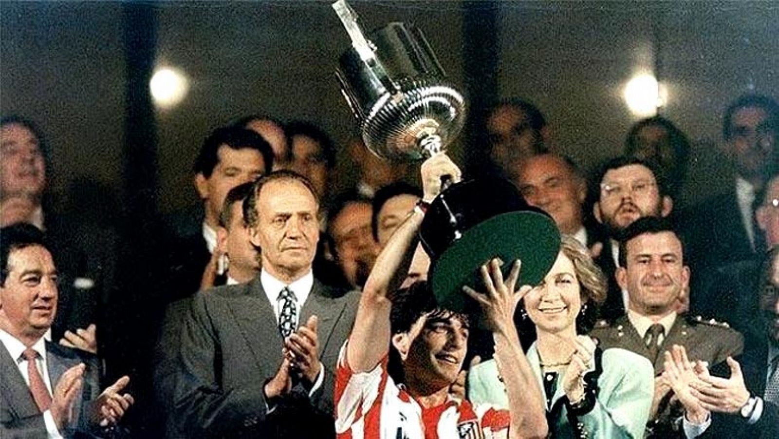 Telediario 1: La Copa del 92, otro triunfo del Atlético sobre el Real Madrid | RTVE Play