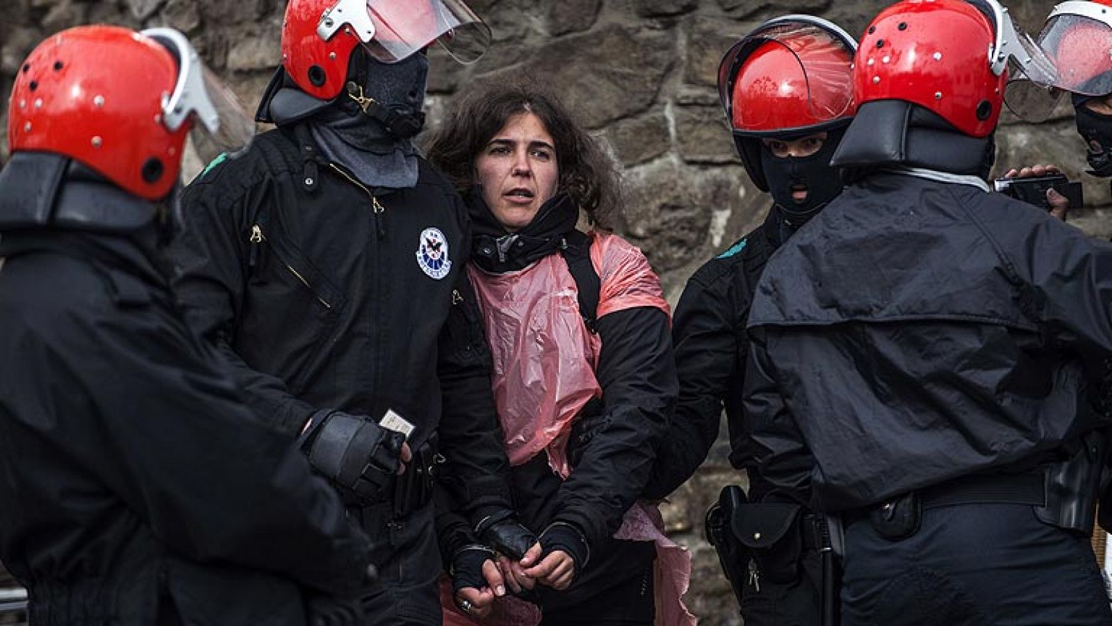 Informativo 24h: Detenida la colaborada con ETA Urtza Alkorta protegida por un 'muro humano' en un puente de Ondarroa | RTVE Play