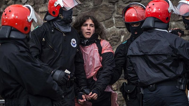 Detenida la colaborada con ETA Urtza Alkorta protegida por un 'muro humano' en un puente de Ondarroa