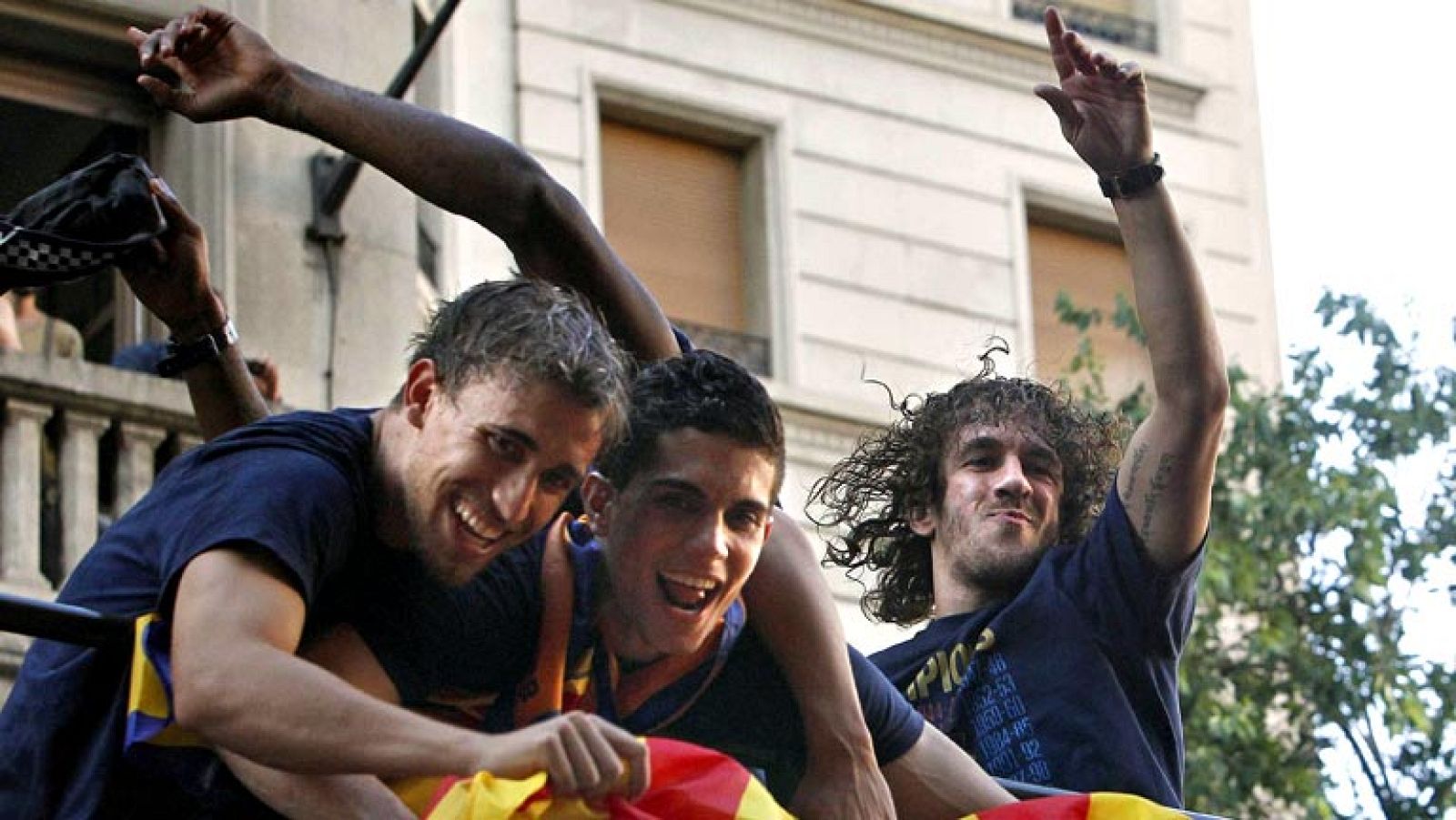 El portavoz del FC Barcelona, Toni Freixa, ha defendido hoy el comportamiento de los jugadores durante la rúa de celebración del título de Liga por la ciudad, a pesar de las críticas recibidas por el estado de algunos de los componentes del equipo qu