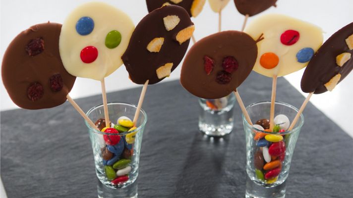 Piruletas de chocolate con frutas