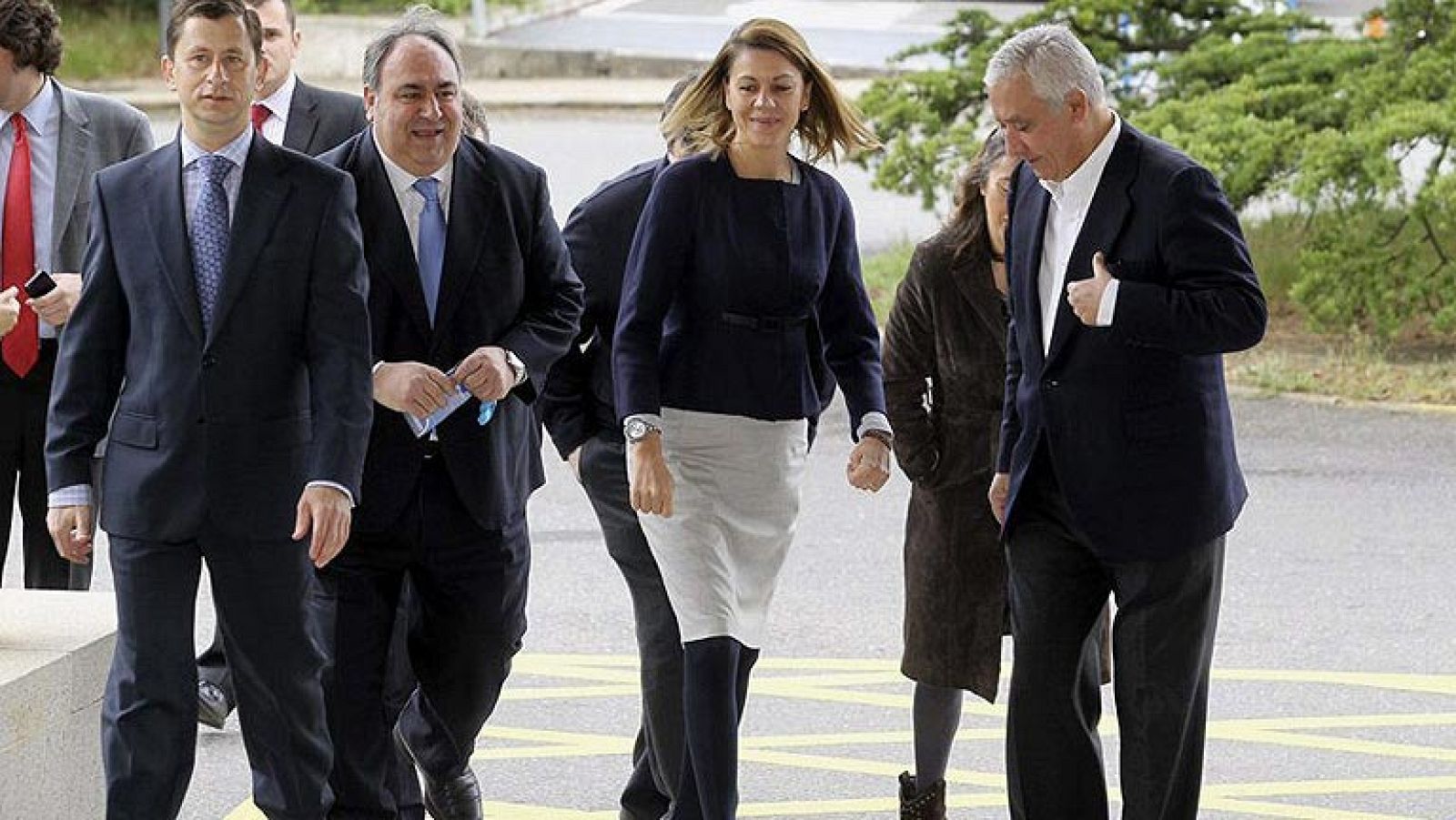 La secretaria general del PP, María Dolores de Cospedal, ha pedido unidad a las comunidades autónomas porque "este es el momento de estar todos juntos ante la crisis", después de que varios presidentes y líderes regionales del PP se hayan mostrado en contra de un déficit diferenciado para Cataluña. La número dos del PP ha hecho este llamamiento en la inauguración de la XIX Interparlamentaria del partido, donde ha dicho que "se pueden tener opiniones diversas y puede hablar de muchas cosas pero no es negociable la salida de la crisis y apoyar al Gobierno en este fin".