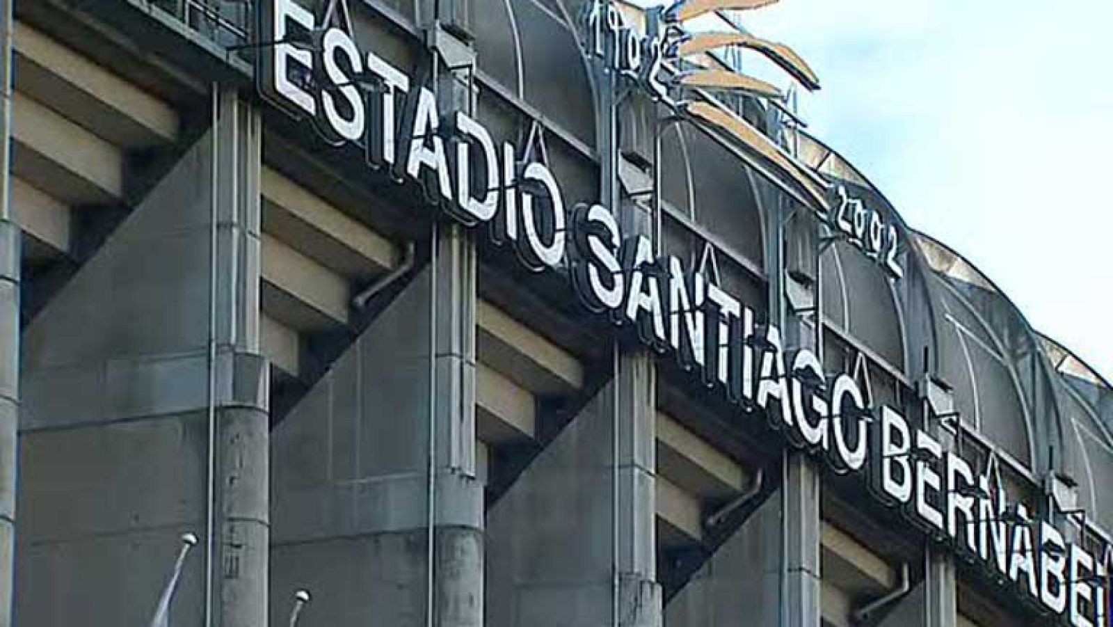 En la calle los aficionados ya van calentando motores y haciendo sus pronósticos... Y desde hace 50 , los dos finalistas tienen su calle en un barrio de Carabanchel... Éste es el cruce de la discordia. Sus vecinos nos cuentan que se llevan bien aunq