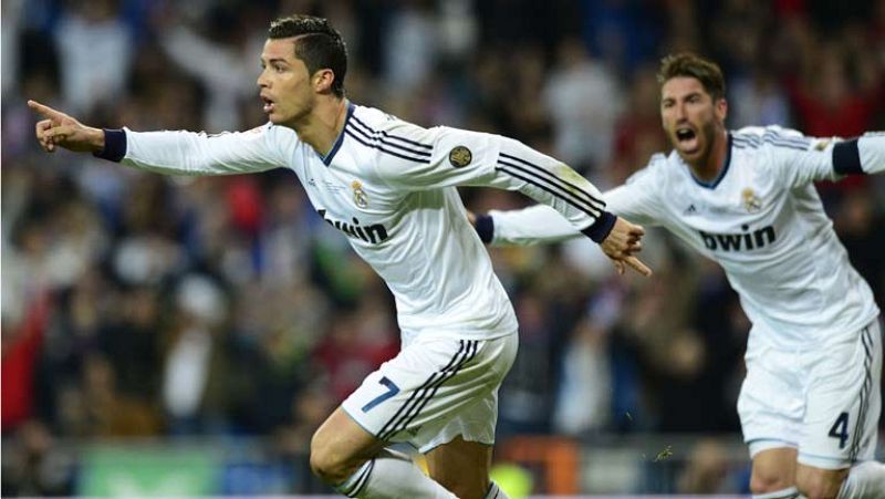 El delantero portugués del Real Madrid Cristiano Ronaldo ha marcado el primer gol de su equipo ante el Atlético de Madrid en el minuto 13 de juego, con un remate de cabeza tras un saque de esquina. 