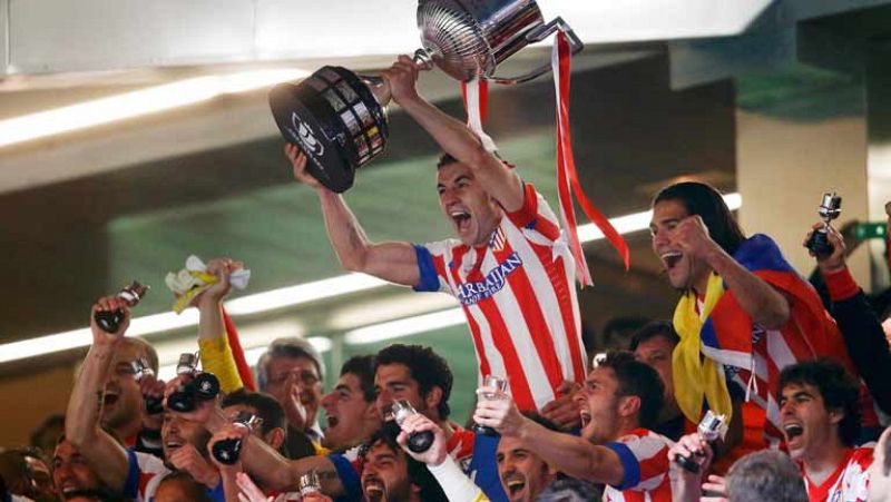 El Rey don Juan Carlos, acompañado de la reina doña Sofía, entregó la Copa de campeón a Gabi, capitán del Atlético de Madrid, en el palco del estadio Santiago Bernabeu. El quinto título del Atlético de Madrid en los tres últimos años. Gabi alzó la Co