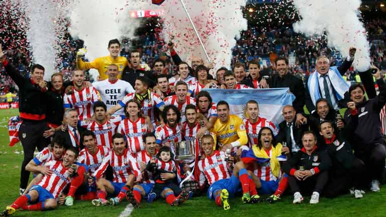 El Atlético de Madrid rompió su racha de 25 derrotas ante el Real Madrid, al que ganó (2-1) para hacerse con su décimo título de campeón de la Copa del Rey, tras un choque de gran intensidad, que llegó hasta una prórroga que desató los nervios.