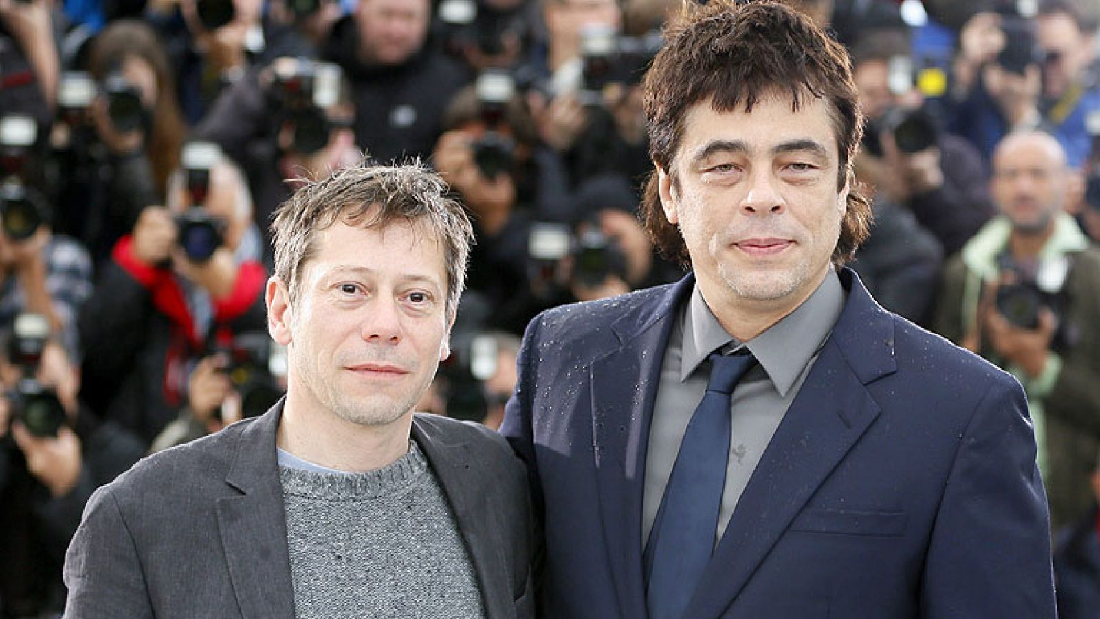  Hoy es el día de Benicio del Toro en el Festival de cine de Cannes. Es el protagonista de la película a concurso, "Jimmy PI"  , que narra la relación de un indio americano diagnosticado con esquizofrenia y un psicoanalista francés. Pero además de cine, en la ciudad francesa se han producido varios sucesos, como el robo de joyas de una marca que las presta a las actrices por valor de casi un millón de euros.  