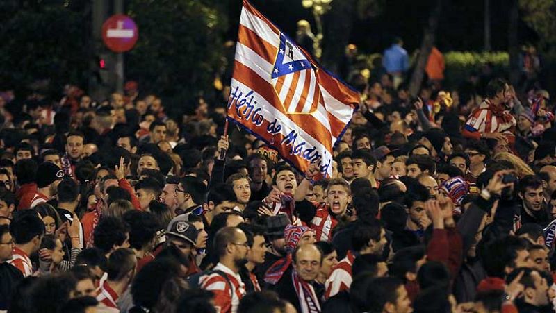 Miles de aficionados del Atlético de Madrid celebraron el título de Copa