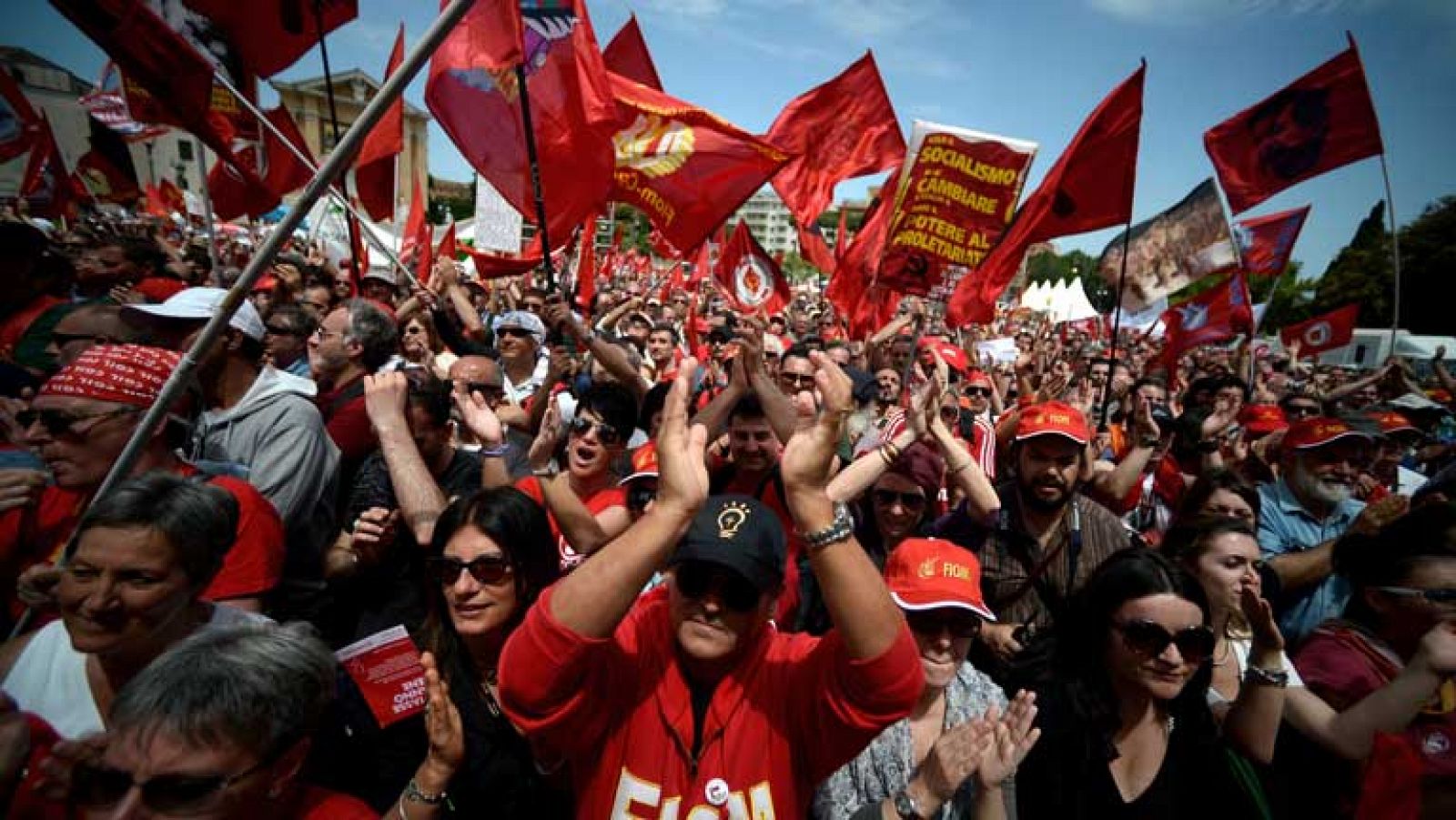   Manifestación en Roma convocada por los sindicatos para protestar contra  las iniciativas del gobierno  para combatir las crisis económica. Los manifestantes portaban banderas y pancartas que criticaban al gobierno de Enrico Letta. La confianza en el ejecutivo se ha reducido drásticamente en las pocas semanas que lleva en el poder, de acuerdo con una encuesta de opinión para la televisión estatal RAI.