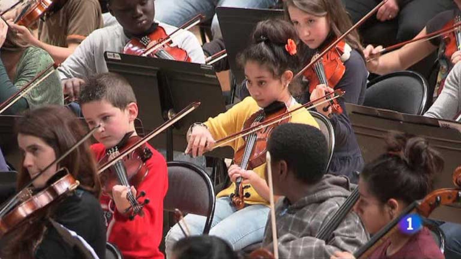  En Barcelona, 250 jóvenes de familias en riesgo de exclusión social han participado en un proyecto piloto llamado "Te toca a ti", basado en la música. Quiere convertirla en un instrumento de integración en barrios muy castigados por la crisis y  donde hasta el 90% de la población es inmigrante... Un programa de educación musical que puede cambiar la vida de estos jóvenes.