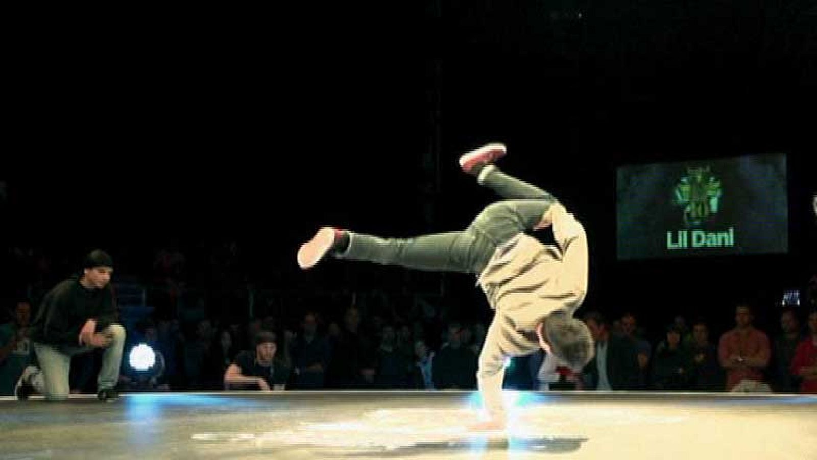  En la última década el  breakdance ha abierto las puertas de los teatros de nuestro país para mostrar cómo baila la cultura hip-hop. La élite nacional, 14 chicos y 2 chicas, se citaron anoche en Madrid en una reñida final para aspirar al título internacional que se decidirá a finales de año en Corea del Sur.