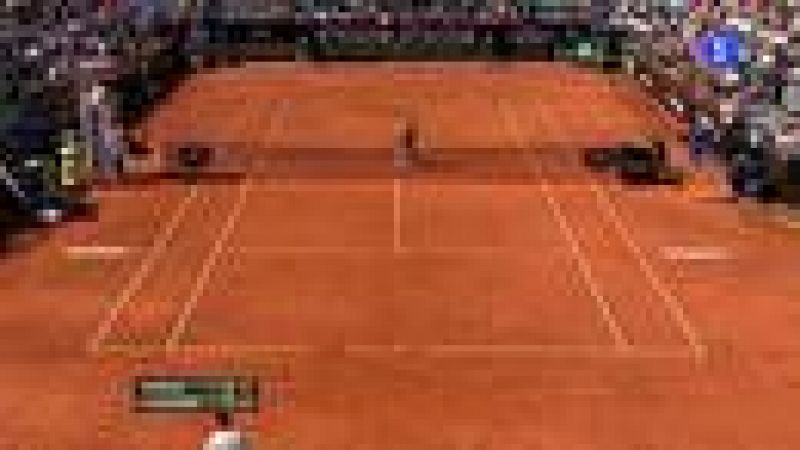 El español Rafael Nadal consolidó hoy su leyenda en Roma, donde se coronó por séptima vez, tras arrollar por 6-1 y 6-3 al suizo Roger Federer, que prolongó su maldición en la capital italiana, con tres finales perdidas. El de Manacor selló un triunfo