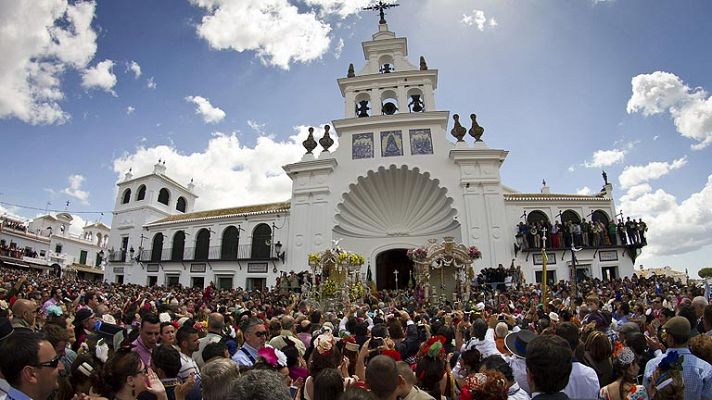 Los almonteños saltan la reja en El Rocío