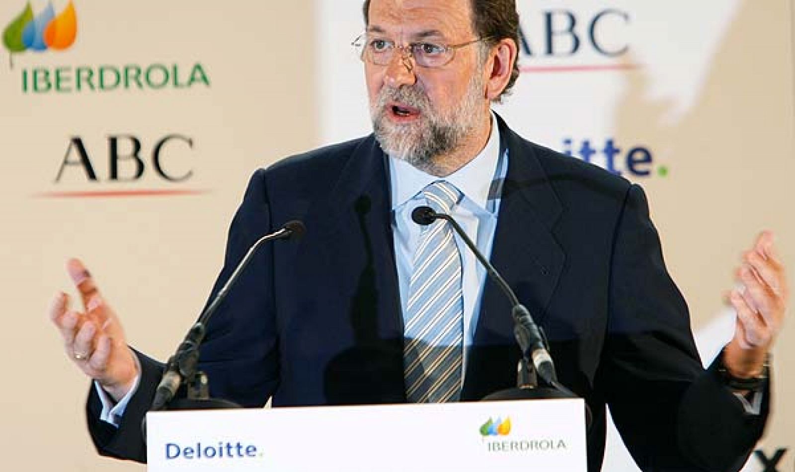 Rajoy, en el foro ABC, califica de "broma" las medidas de Zapatero contra la crisis