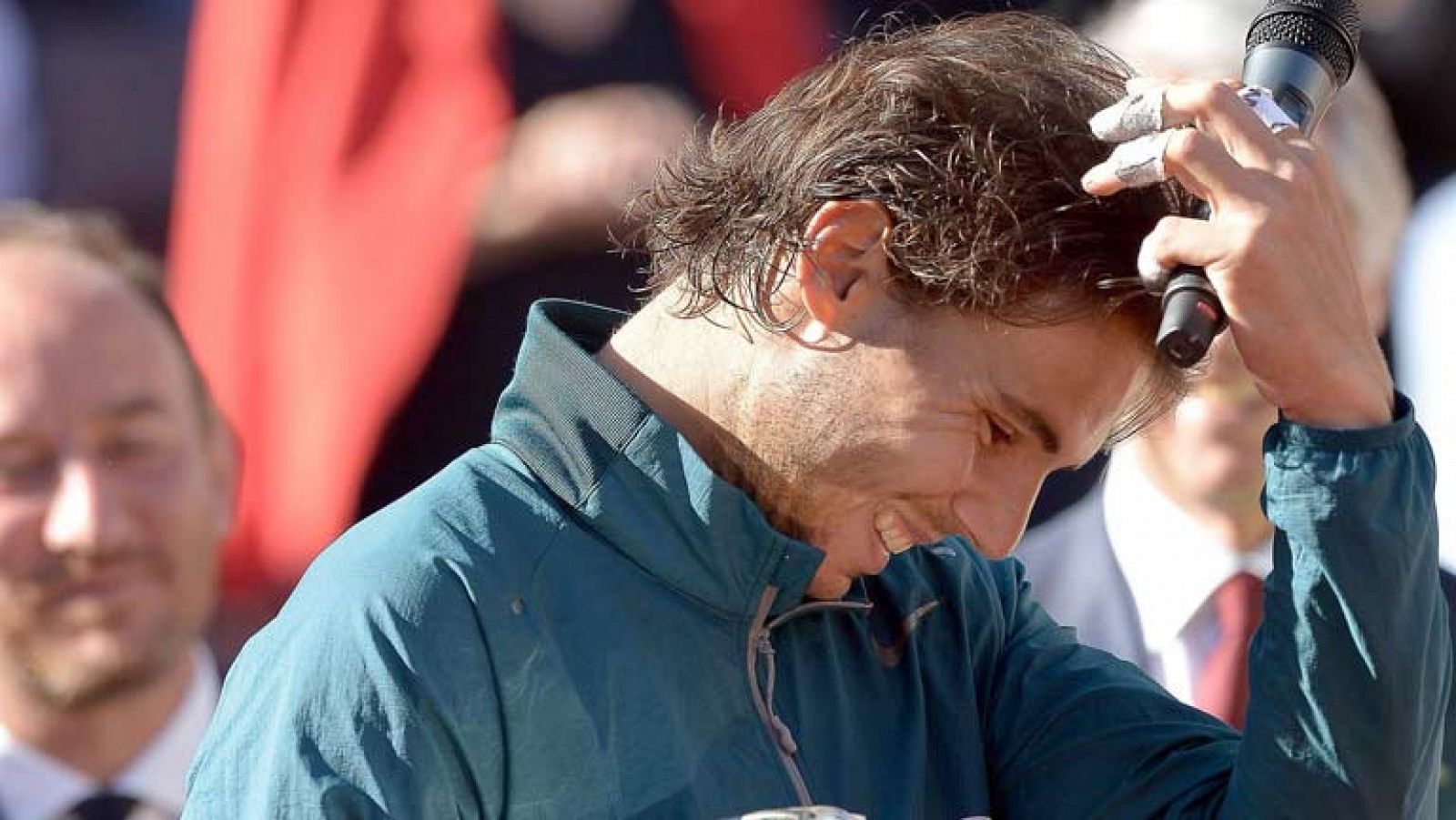 Rafa Nadal tiene que estar muy contento. Después de siete meses lesionado era muy difícil llegar al momento cumbre de la temporada -para él, Roland Garros- en las mejores condiciones. Y como se demostró ante Federer, lo ha conseguido. El único proble