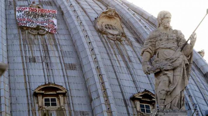 Telediario 1 - Protesta en la cúpula del Vaticano