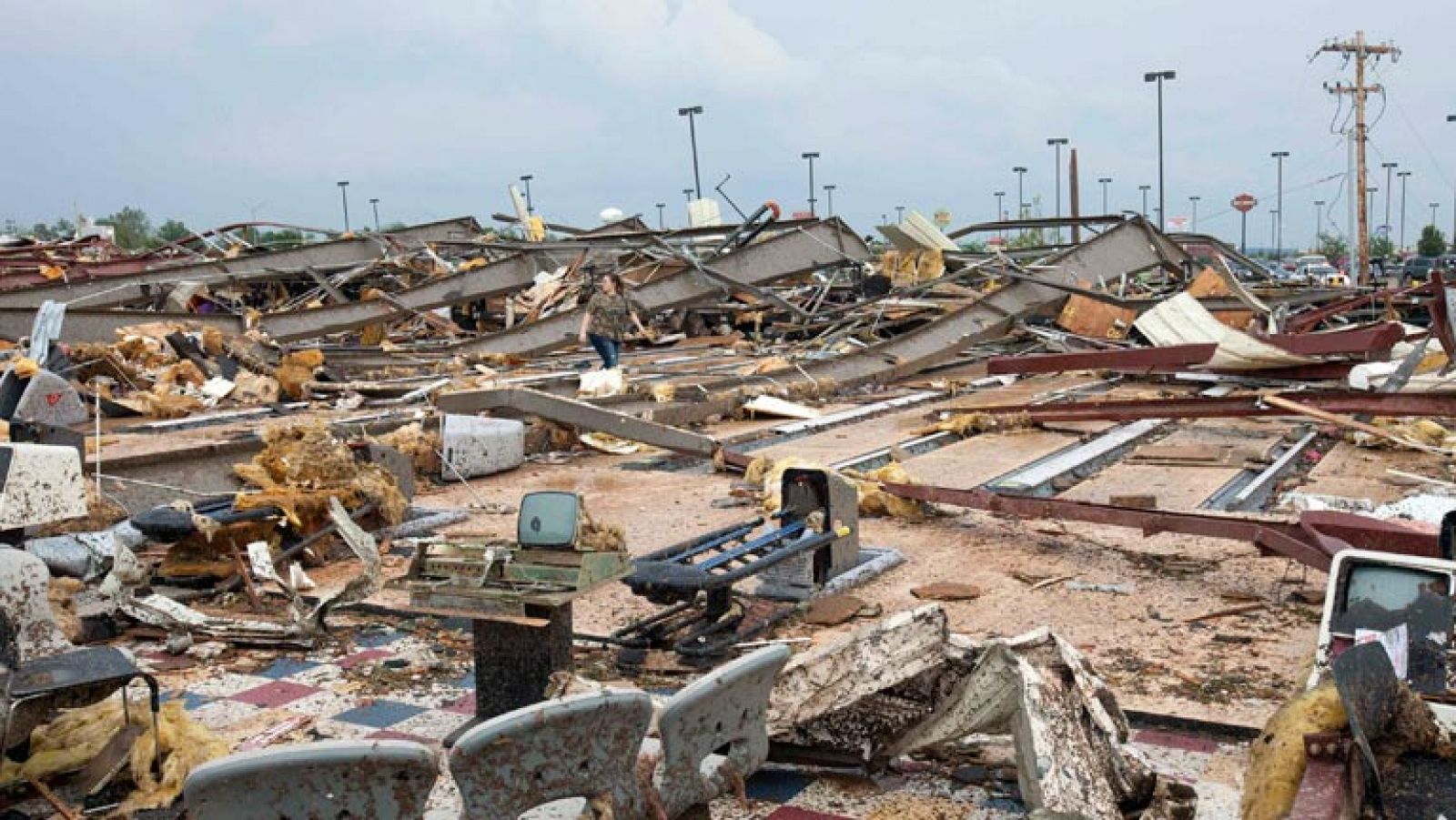 Telediario 1: Al menos 51 muertos y decenas de desaparecidos por un tornado gigante en Oklahoma City | RTVE Play