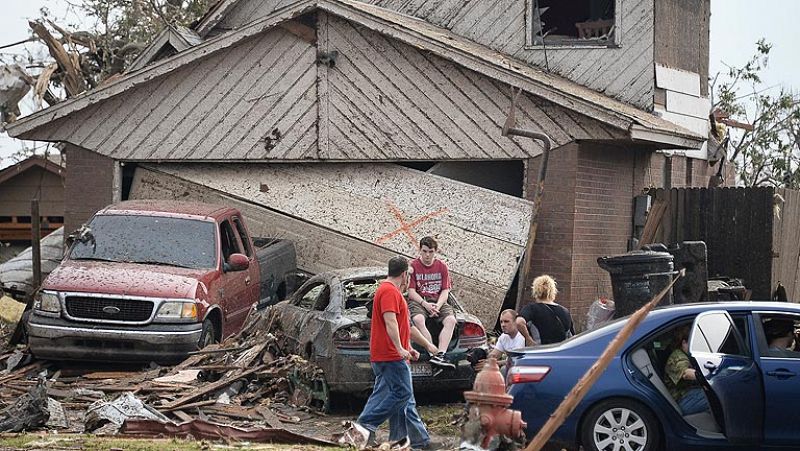 91 muertos, entre ellos 20 niños, y 145 heridos por el tornado que golpeó la ciudad de Oklahoma, en EE.UU. 