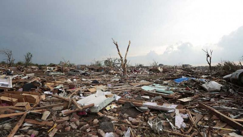 91 muertos y más de 200 heridos en el tornado que ha arrasado los alrededores de Oklahoma