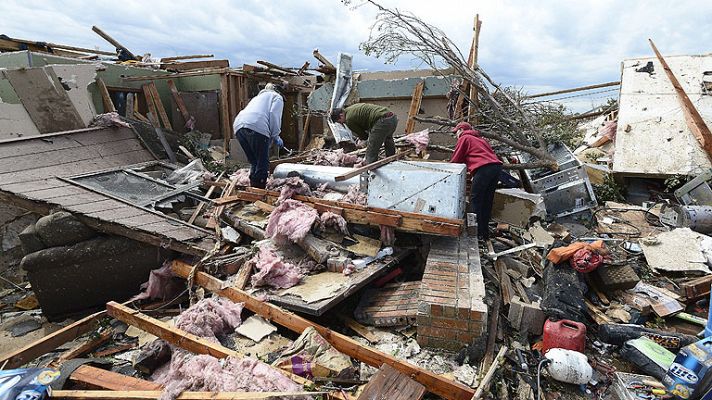Los equipos de emergencia buscan a supervientes entre los escombros del tornado de Oklahoma
