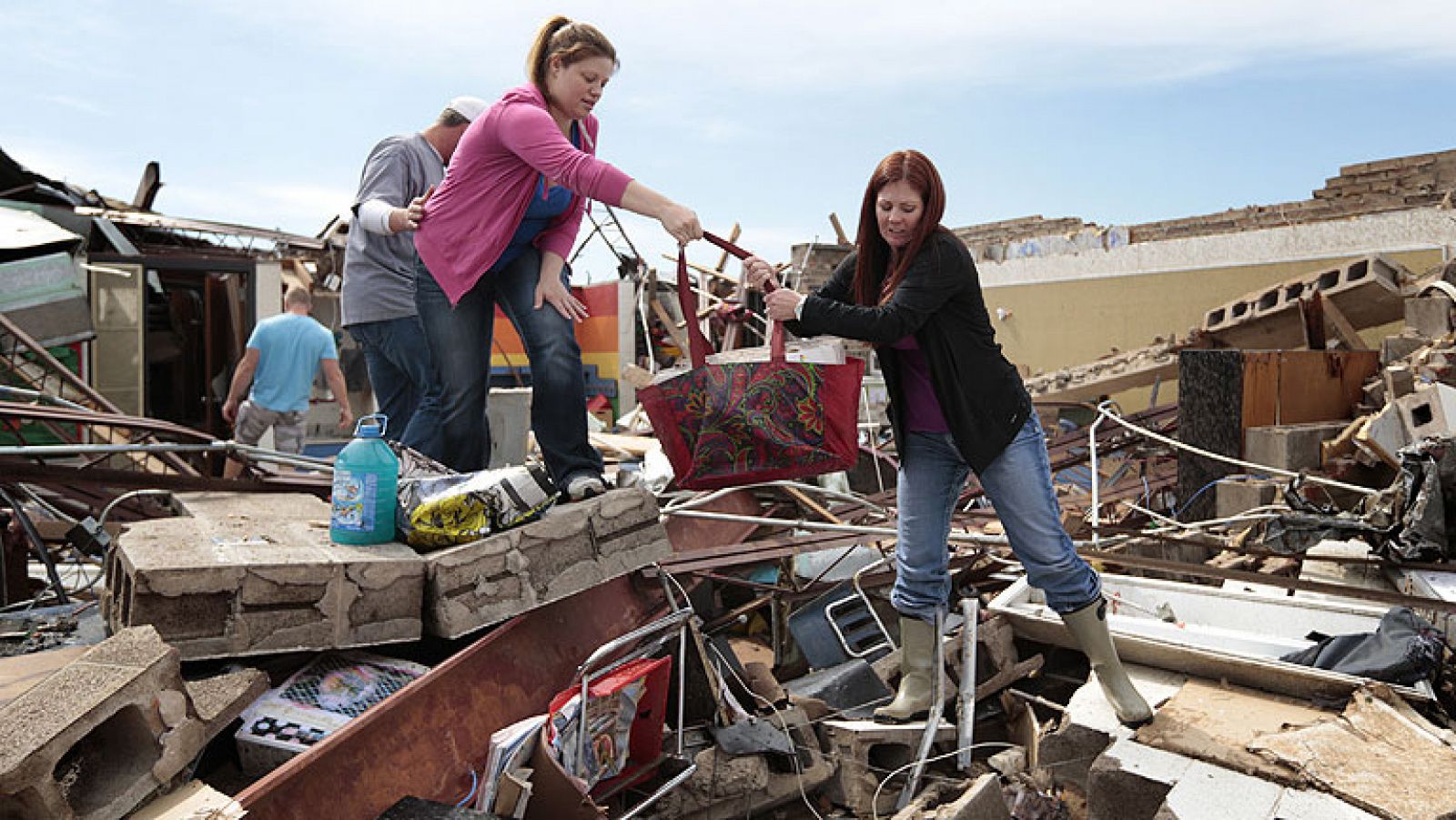 Telediario 1: Daños del tornado de Oklahoma  | RTVE Play