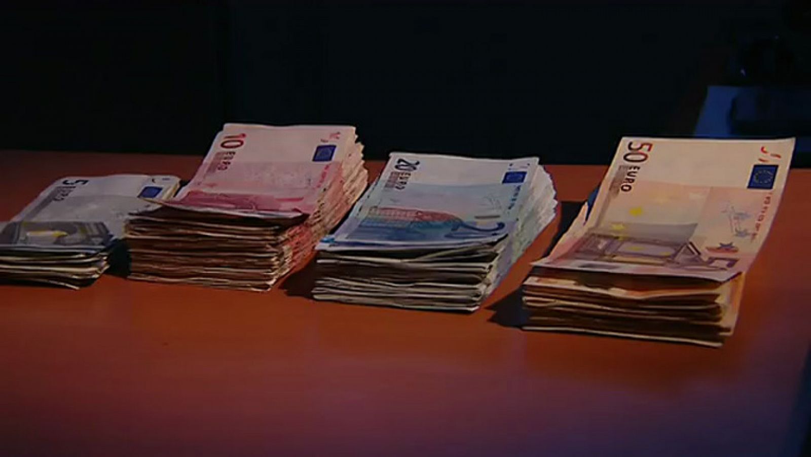 Telediario 1: La UE deja de ingresar un billón de euros al año por culpa del fraude fiscal | RTVE Play
